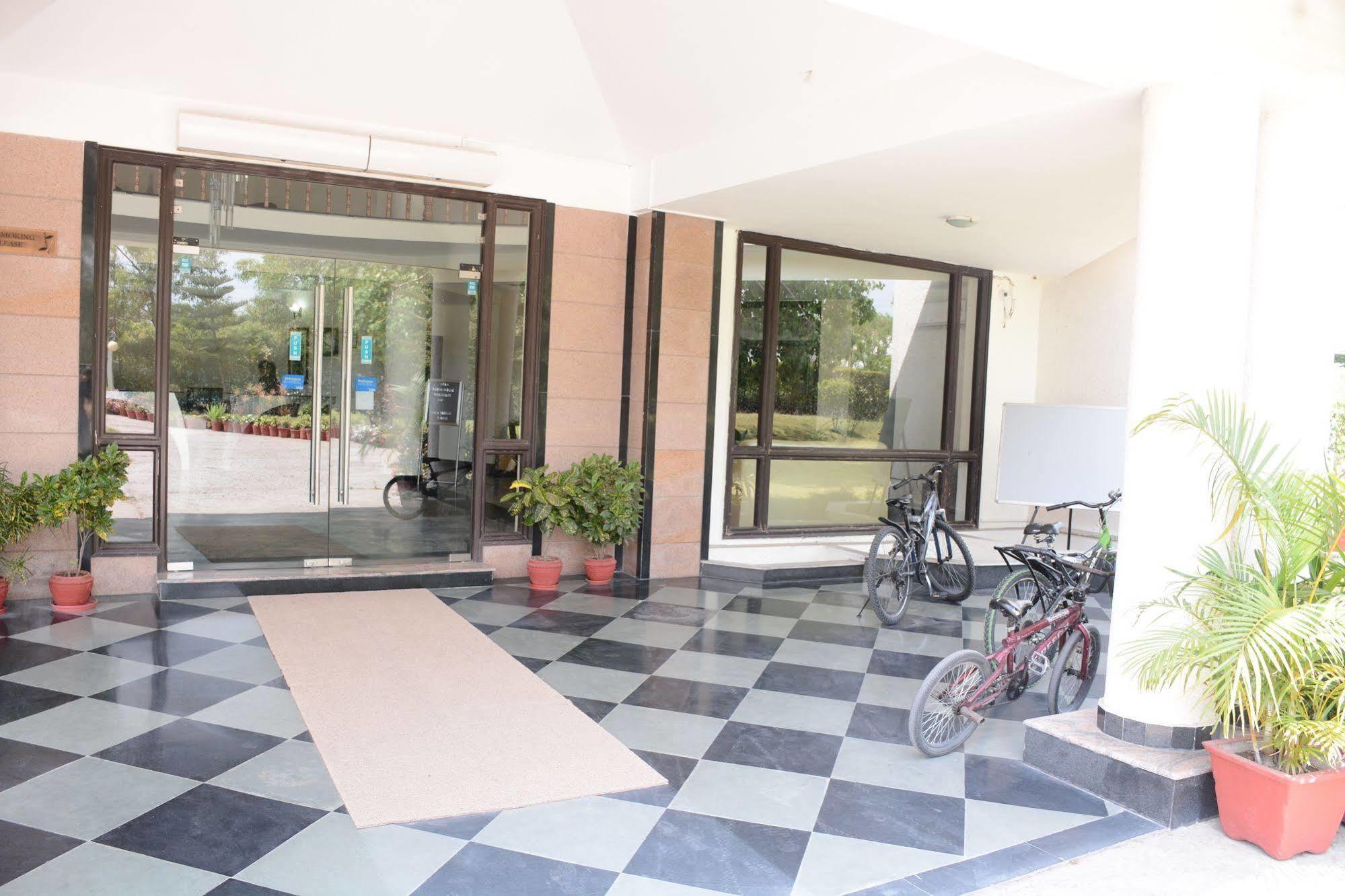 Naturoville Ayurvedic And Yoga Retreat Hotel Risikés Kültér fotó