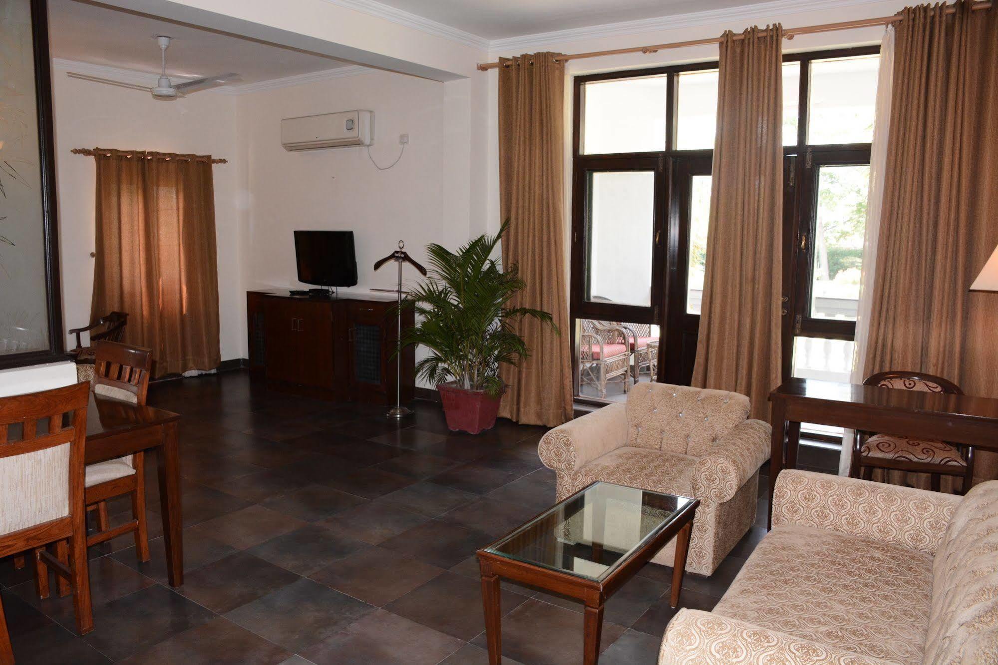 Naturoville Ayurvedic And Yoga Retreat Hotel Risikés Kültér fotó