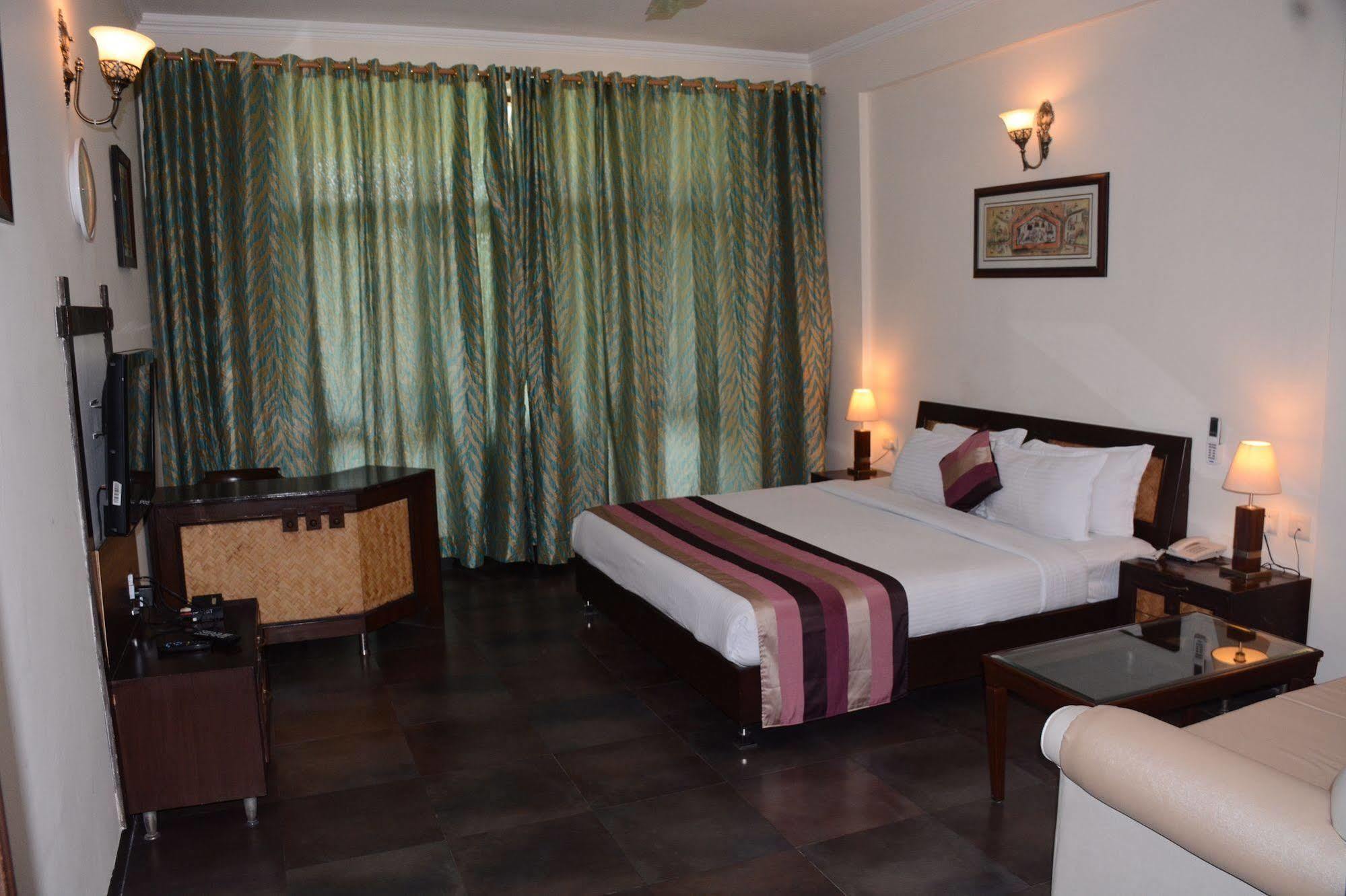 Naturoville Ayurvedic And Yoga Retreat Hotel Risikés Kültér fotó