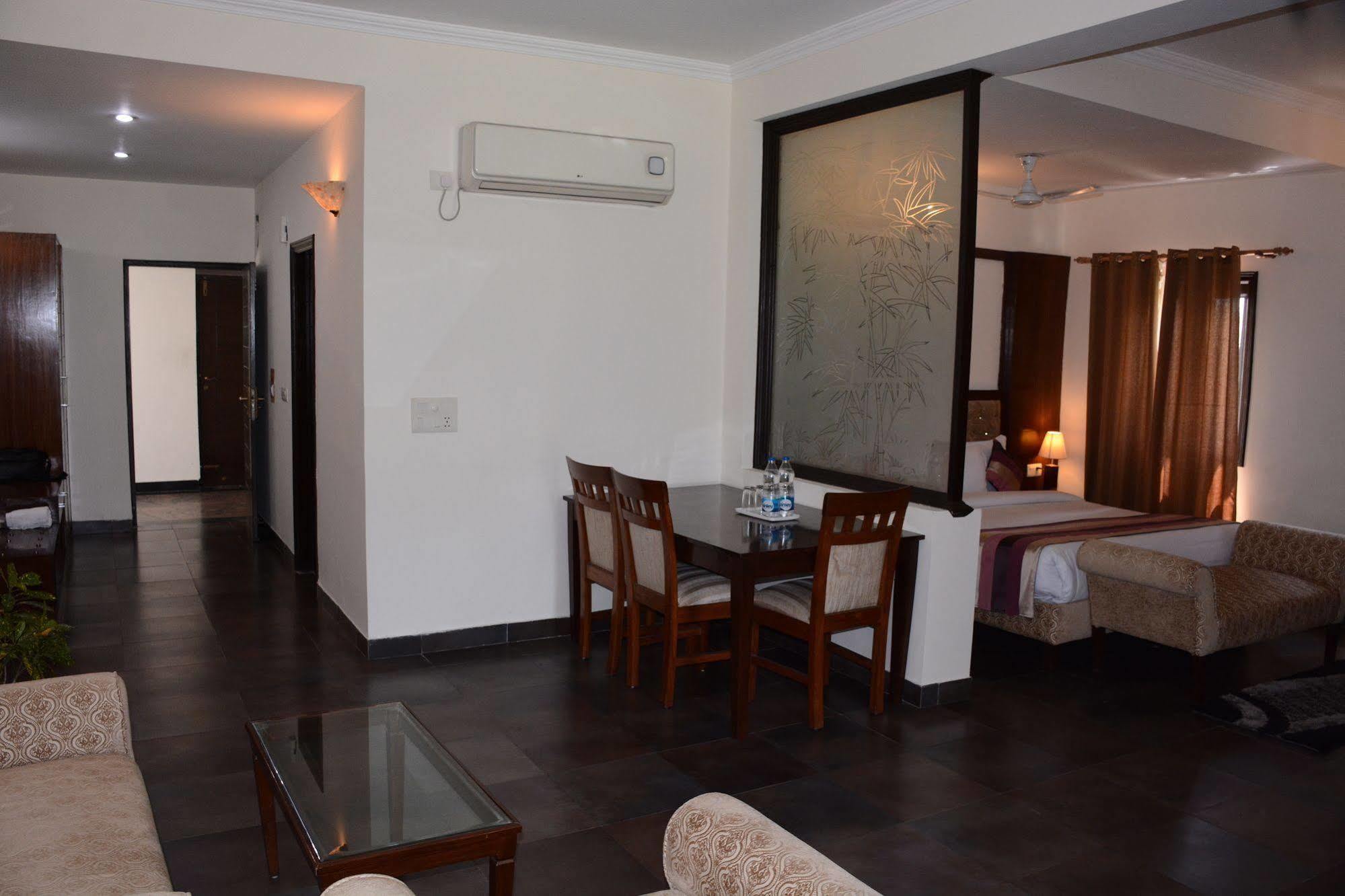Naturoville Ayurvedic And Yoga Retreat Hotel Risikés Kültér fotó