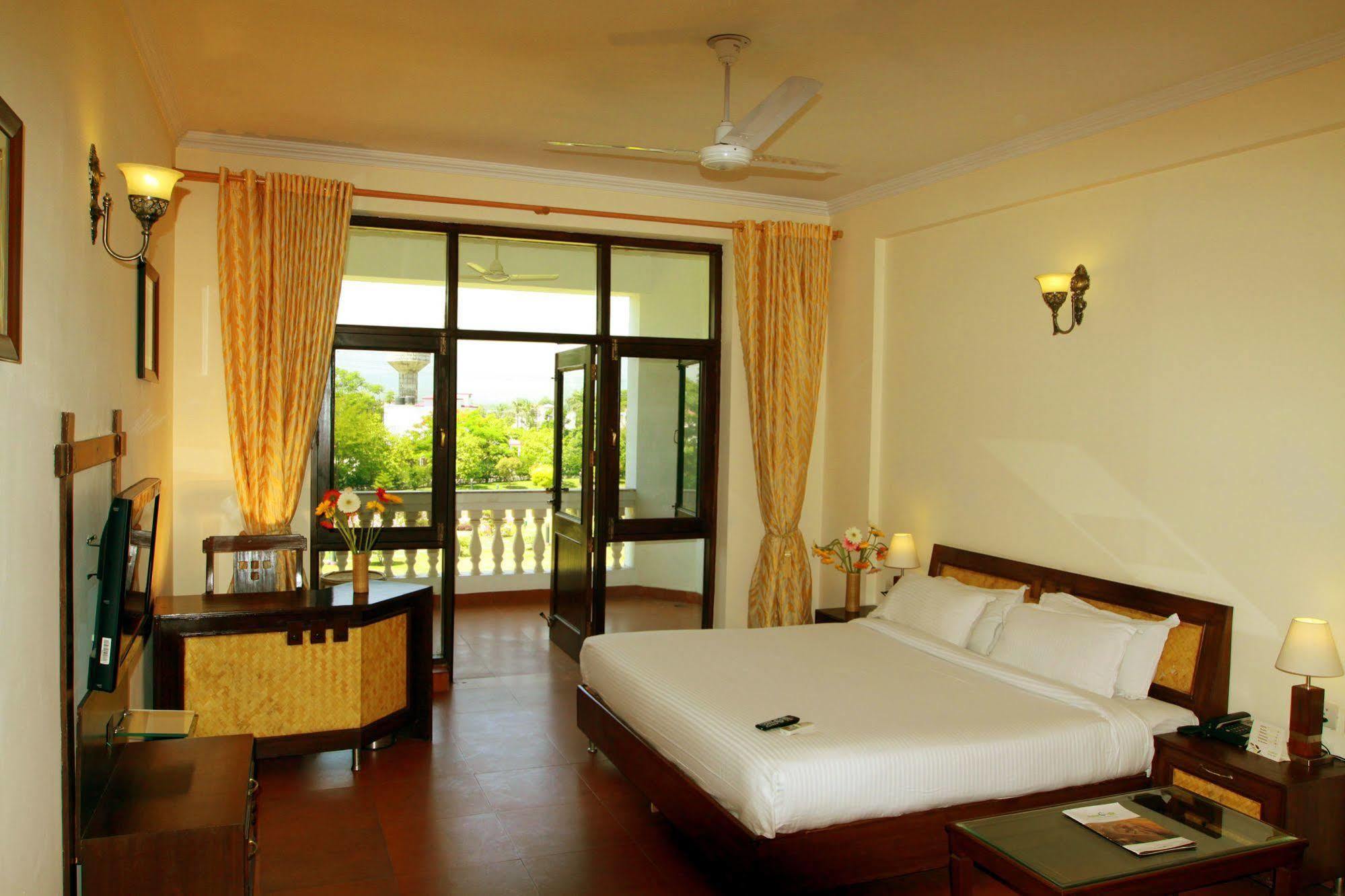 Naturoville Ayurvedic And Yoga Retreat Hotel Risikés Kültér fotó