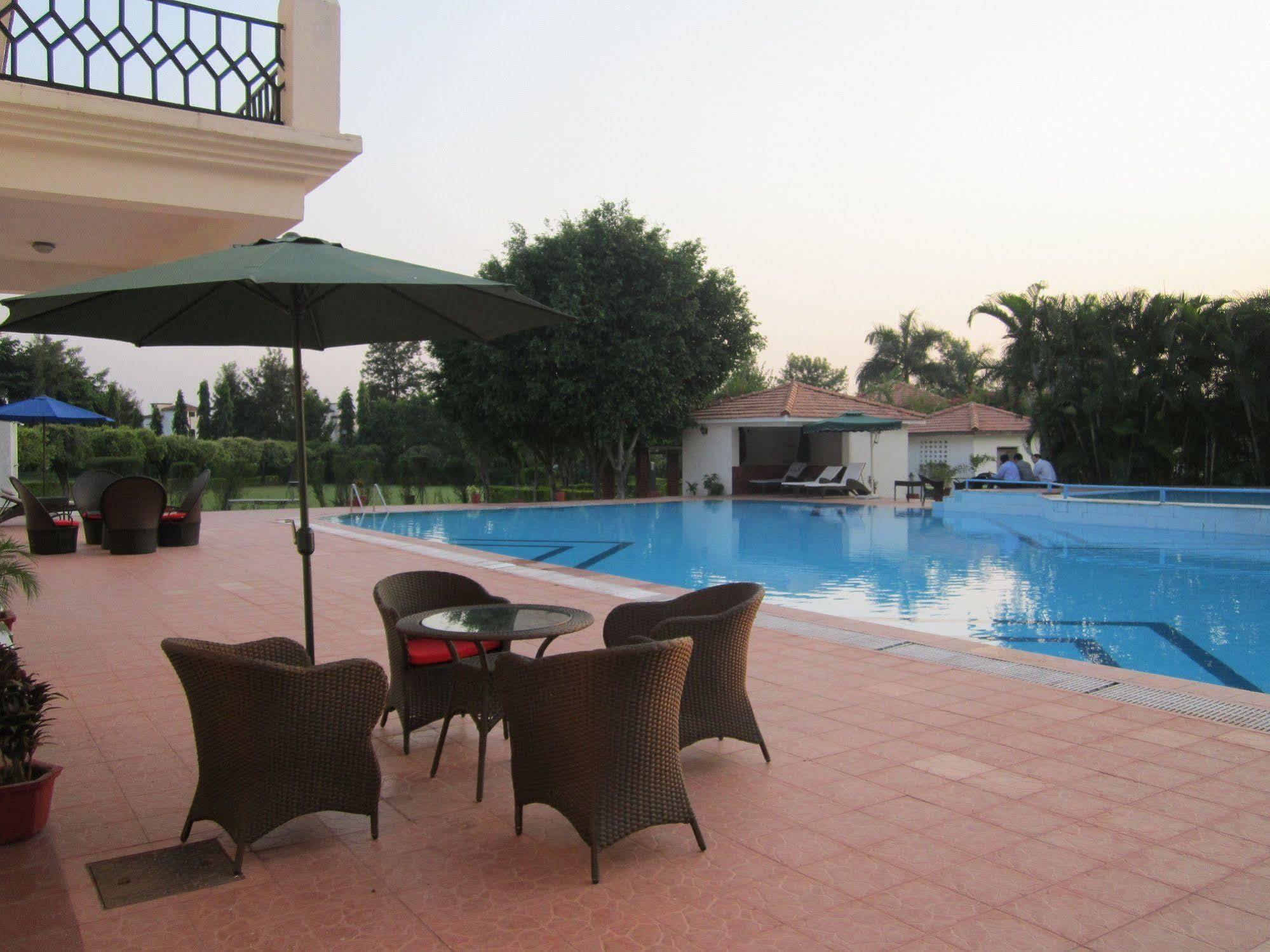 Naturoville Ayurvedic And Yoga Retreat Hotel Risikés Kültér fotó