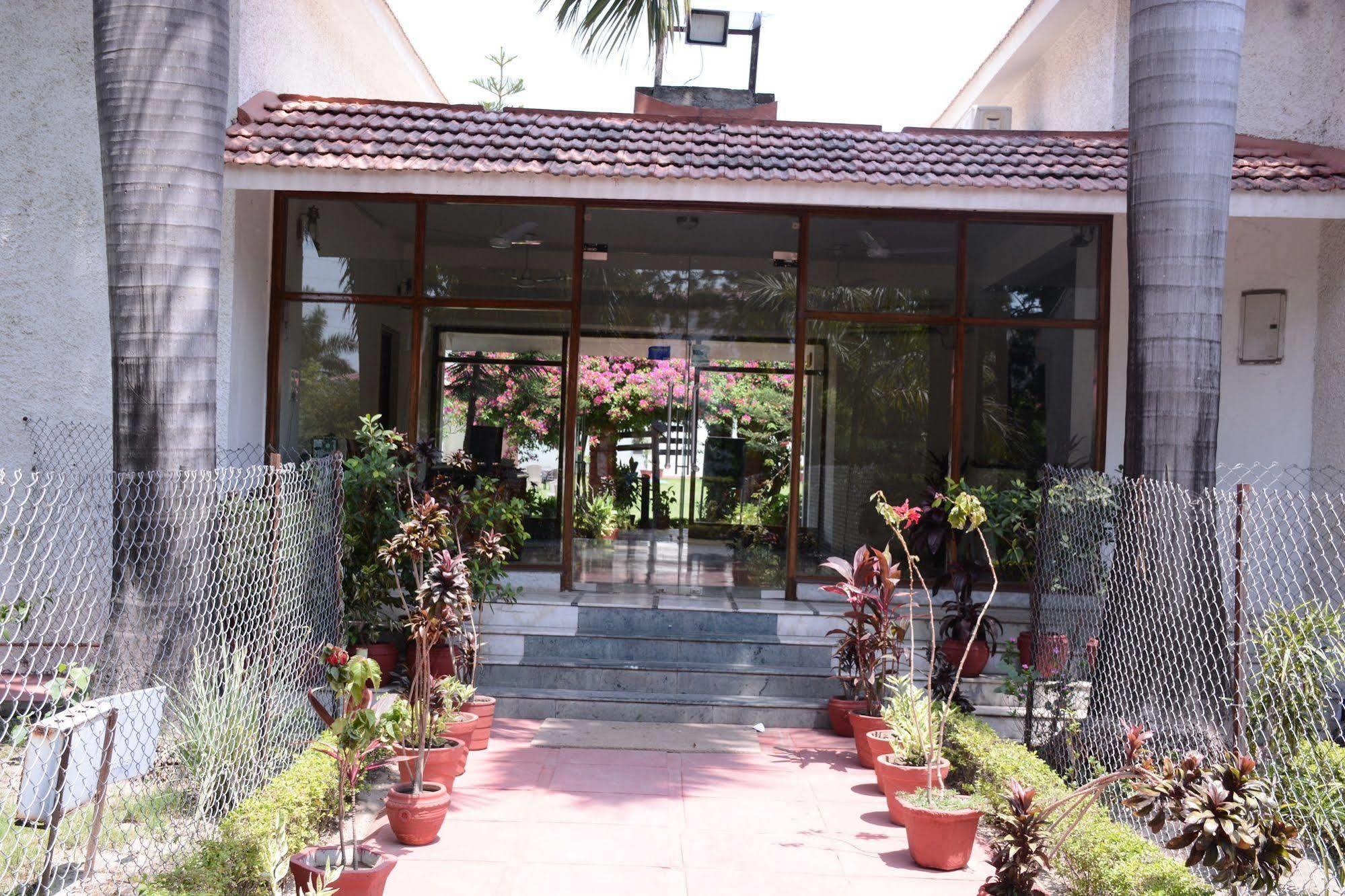 Naturoville Ayurvedic And Yoga Retreat Hotel Risikés Kültér fotó