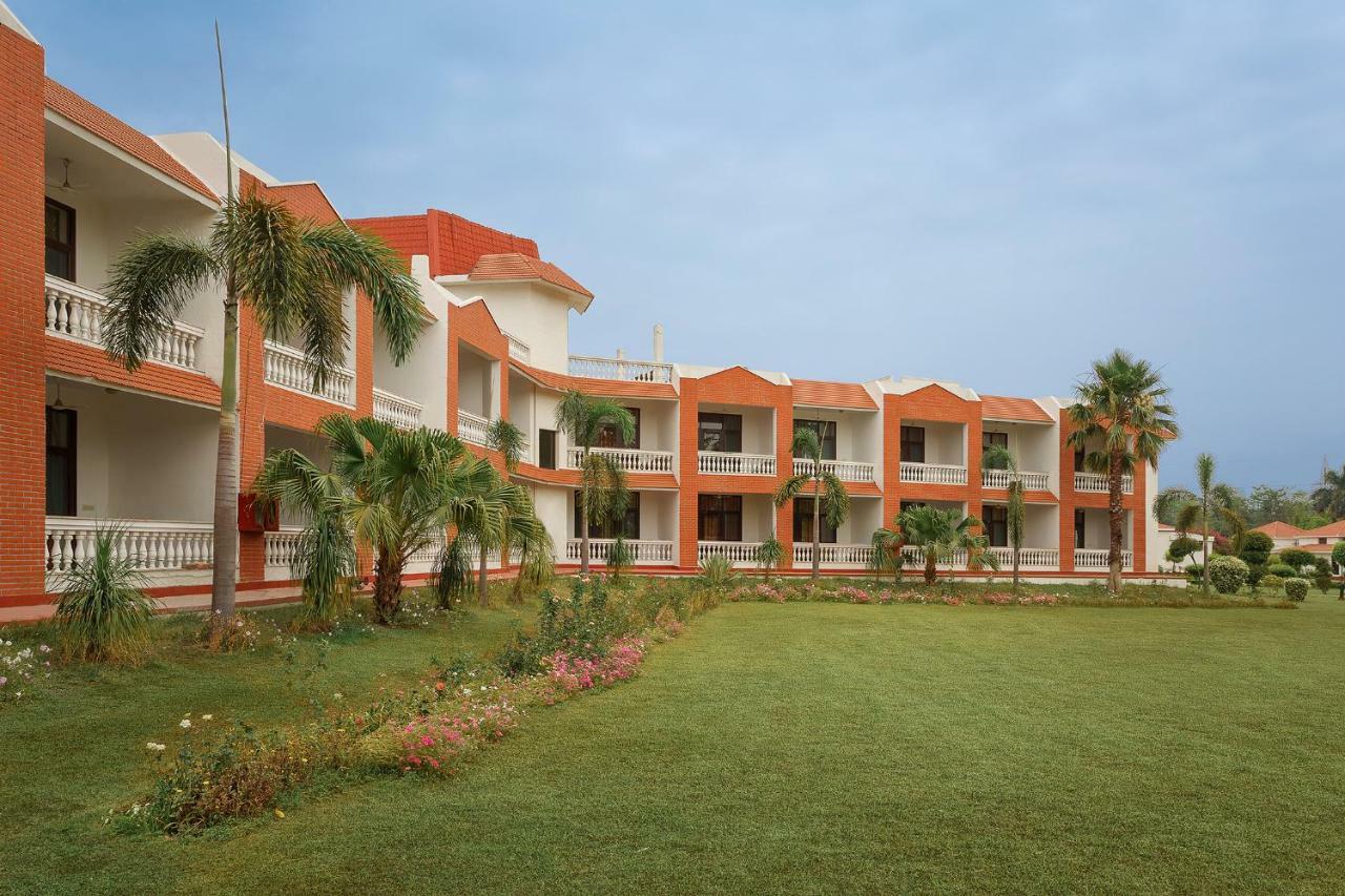 Naturoville Ayurvedic And Yoga Retreat Hotel Risikés Kültér fotó