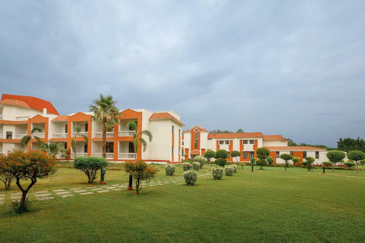 Naturoville Ayurvedic And Yoga Retreat Hotel Risikés Kültér fotó